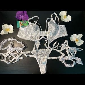 Corset + garter + thong set 🤍🤍